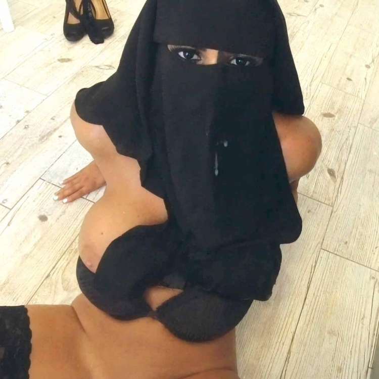Muslimische Frau bekommt Pisse und Analbehandlung